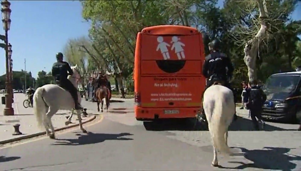 Frame 11.467667 de: Intervención policial junto a San Telmo tras pedradas, huevazos y pintadas en el bus de Hazte Oír