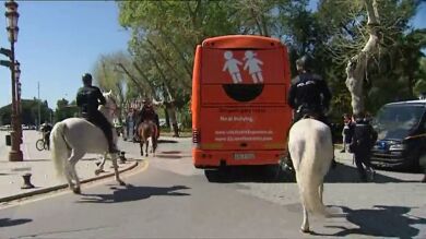 Sevilla recibe a pedradas, huevazos y pintadas al autobús tranfóbico de Hazte Oír