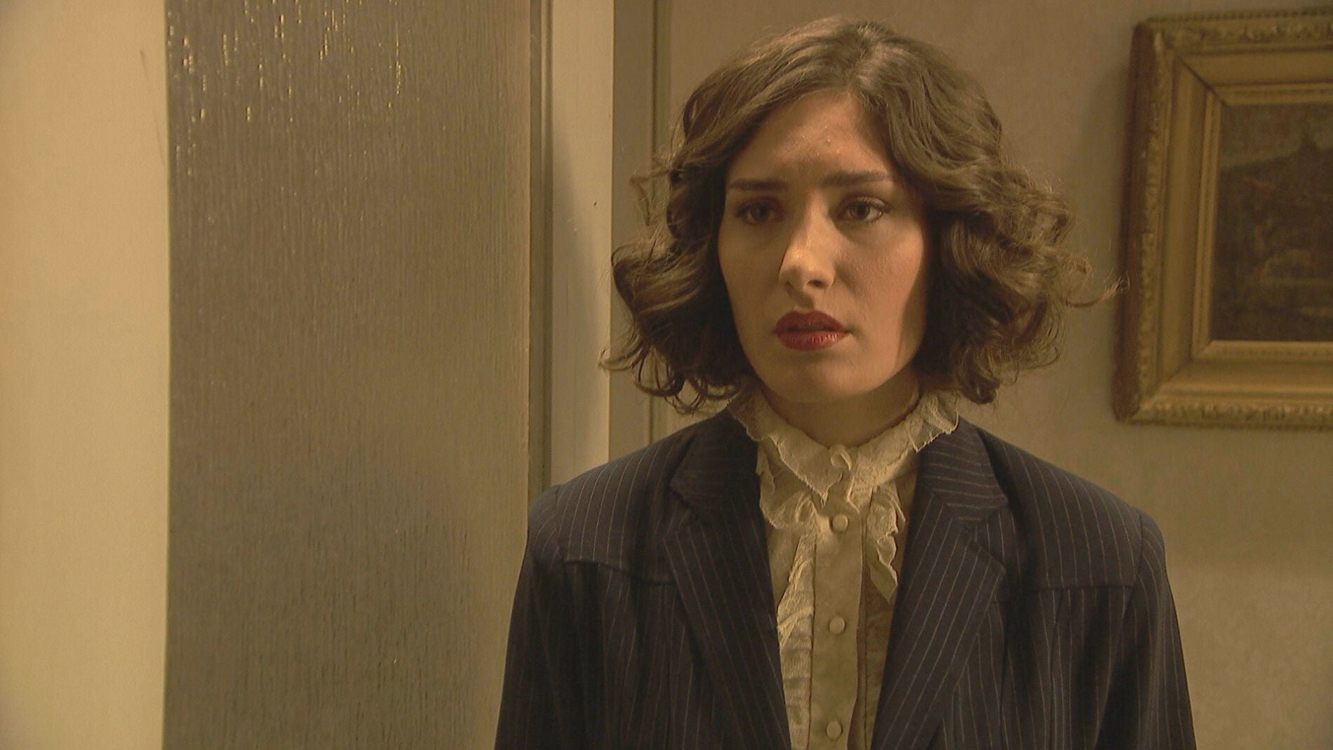 Camila descubre a Hernando abrazado a otra mujer