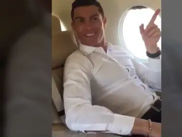 Cristiano Ronaldo escuchando el nuevo nombre del aeropuerto de Madeira Cristiano Ronaldo escuchando el nuevo nombre del aeropuerto de Madeira