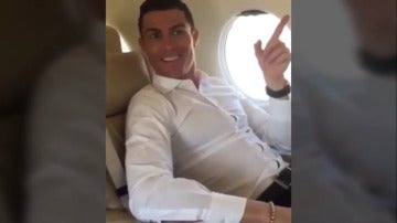 Cristiano Ronaldo escuchando el nuevo nombre del aeropuerto de Madeira