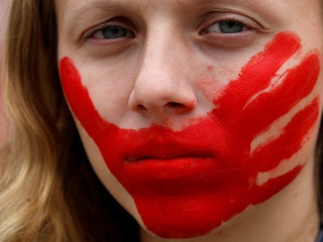 Una mujer protesta contra la violencia sexual en Brasil