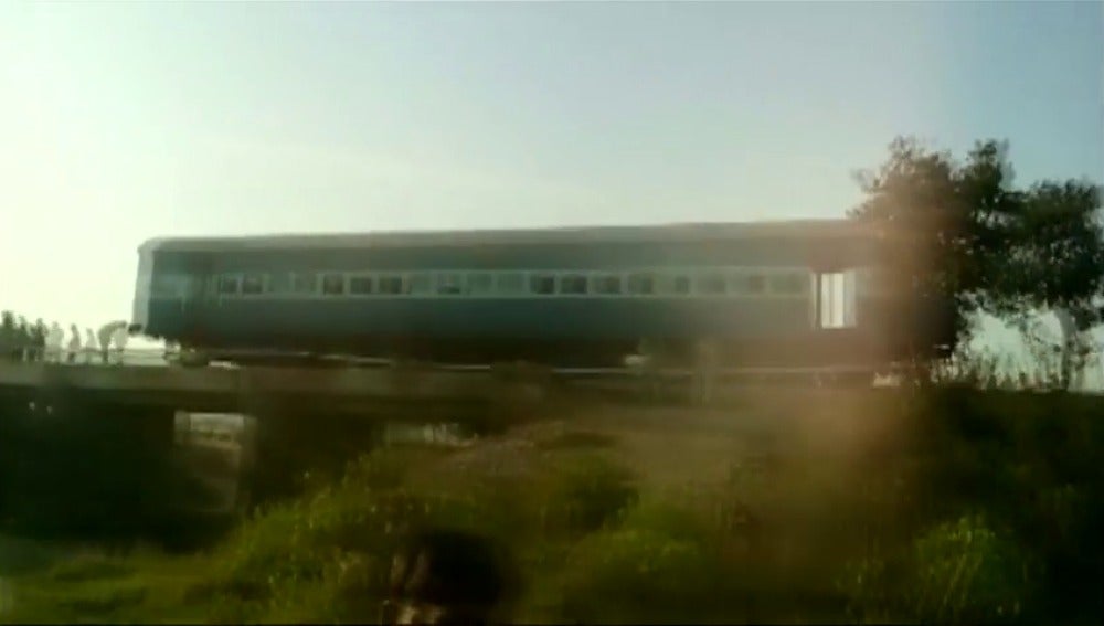 Frame 4.878222 de: El descarrilamiento de un tren de pasajeros deja 25 heridos
