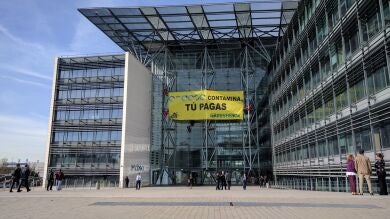 Greenpeace protesta con pancartas ante las eléctricas en Madrid, Barcelona y Bilbao contra la contaminación y el precio de la energía