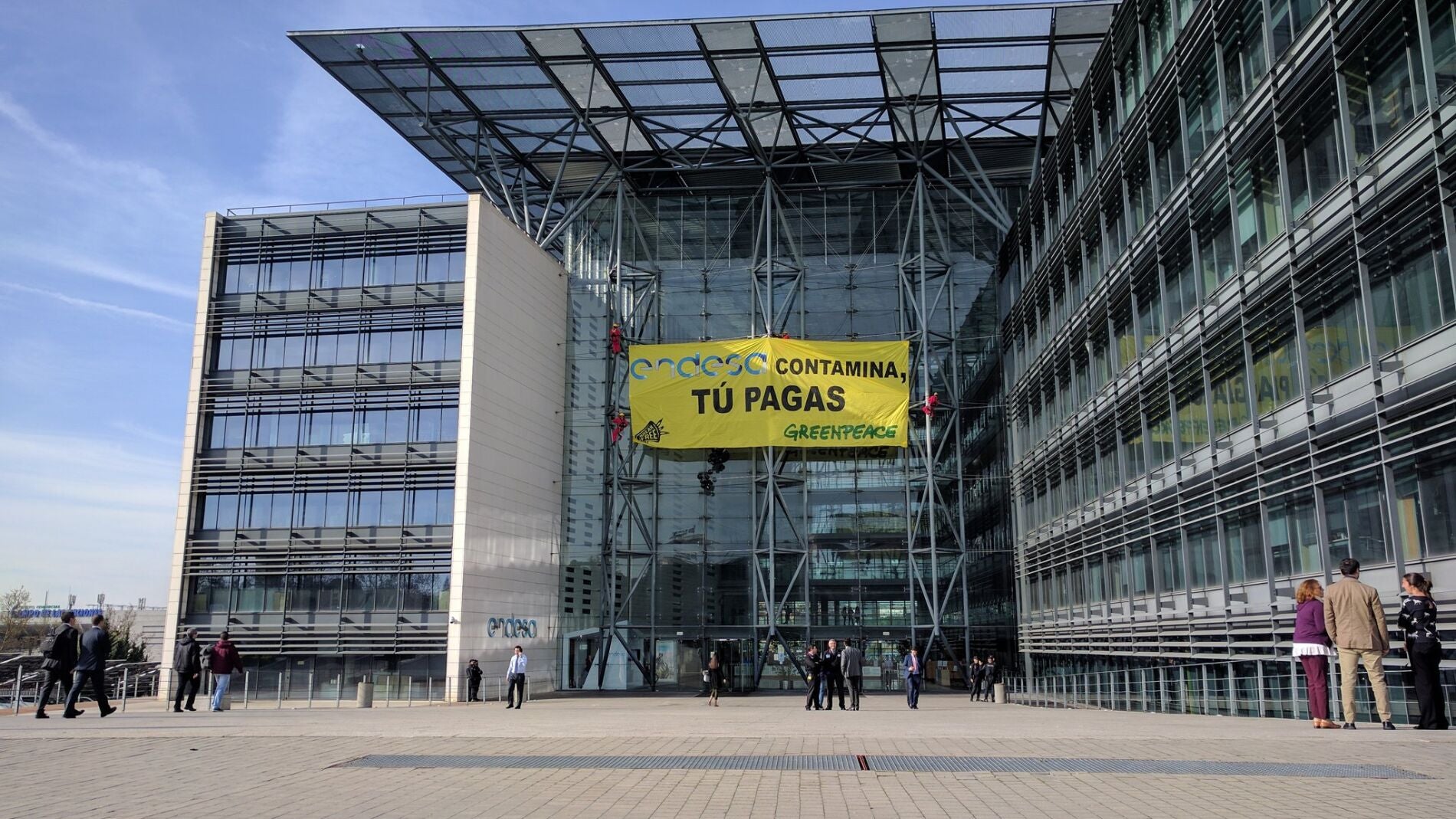 Pancarta de Greenpeace contra las pr&aacute;cticas de Endesa en Madrid