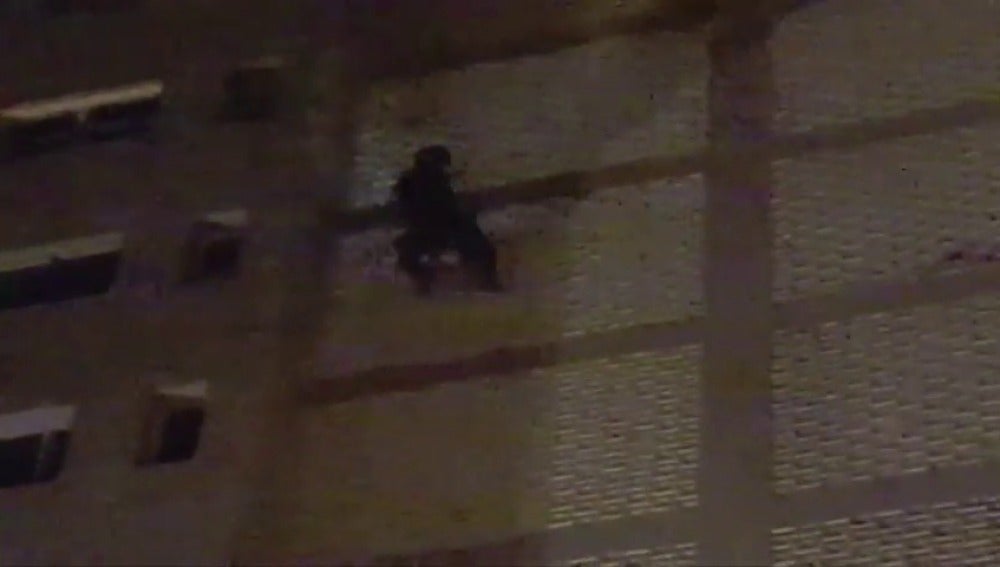 Frame 11.362973 de: Un “spiderman” escala hasta la planta 15 por la pared de un edificio de Gran Canaria