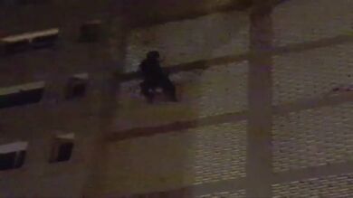 Los bomberos rescatan a un hombre que escaló hasta la planta 15 de un edificio de Gran Canaria