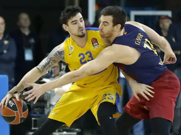 Víctor Claver luchando un balón con Joe Alexander Víctor Claver luchando un balón con Joe Alexander