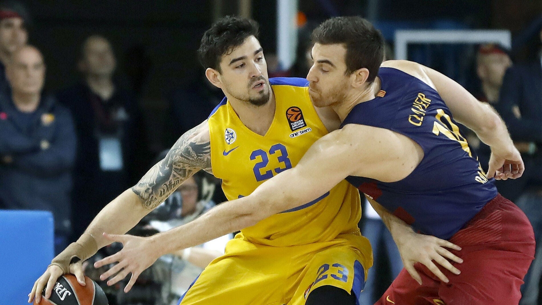 V&iacute;ctor Claver luchando un bal&oacute;n con Joe Alexander