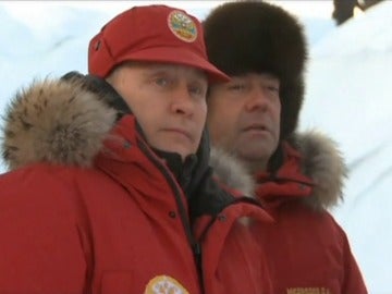 Frame 17.441906 de: Putin inspecciona las tareas de limpieza de residuos en el Ártico