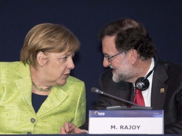 Angela Merkel conversa con Mariano Rajoy