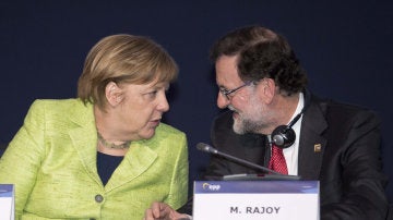 Angela Merkel conversa con Mariano Rajoy