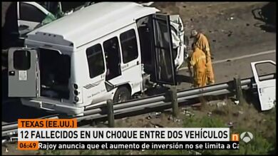 Mueren 13 personas al chocar un autobús y una camioneta en Texas