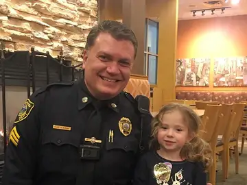 El sargento Steven Dearth junto a Lilly, la niña que cenó con él porque le veía solo en un restaurante El sargento Steven Dearth junto a Lilly, la niña que cenó con él porque le veía solo en un restaurante
