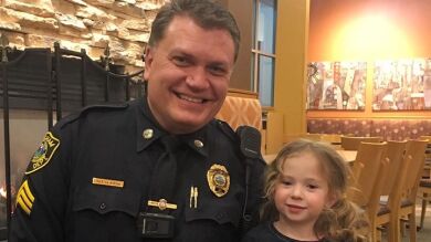 Una niña de 4 años decide cenar con un policía al que vio solo en un restaurante