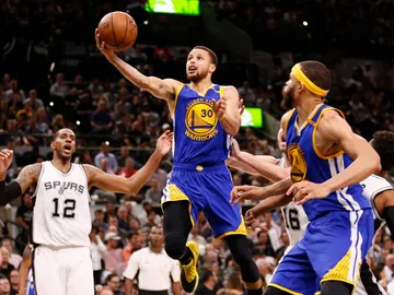 Stephen Curry penetra a canasta ante los San Antonio Spurs Stephen Curry penetra a canasta ante los San Antonio Spurs