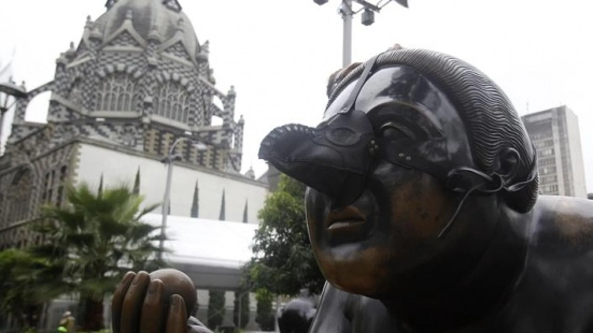 Colocan máscaras de la peste negra en las esculturas de Botero en protesta por la alta contaminación Colocan máscaras de la peste negra en las esculturas de Botero en protesta por la alta contaminación