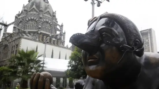 Colocan máscaras de la peste negra en las esculturas de Botero en protesta por la alta contaminación Colocan máscaras de la peste negra en las esculturas de Botero en protesta por la alta contaminación