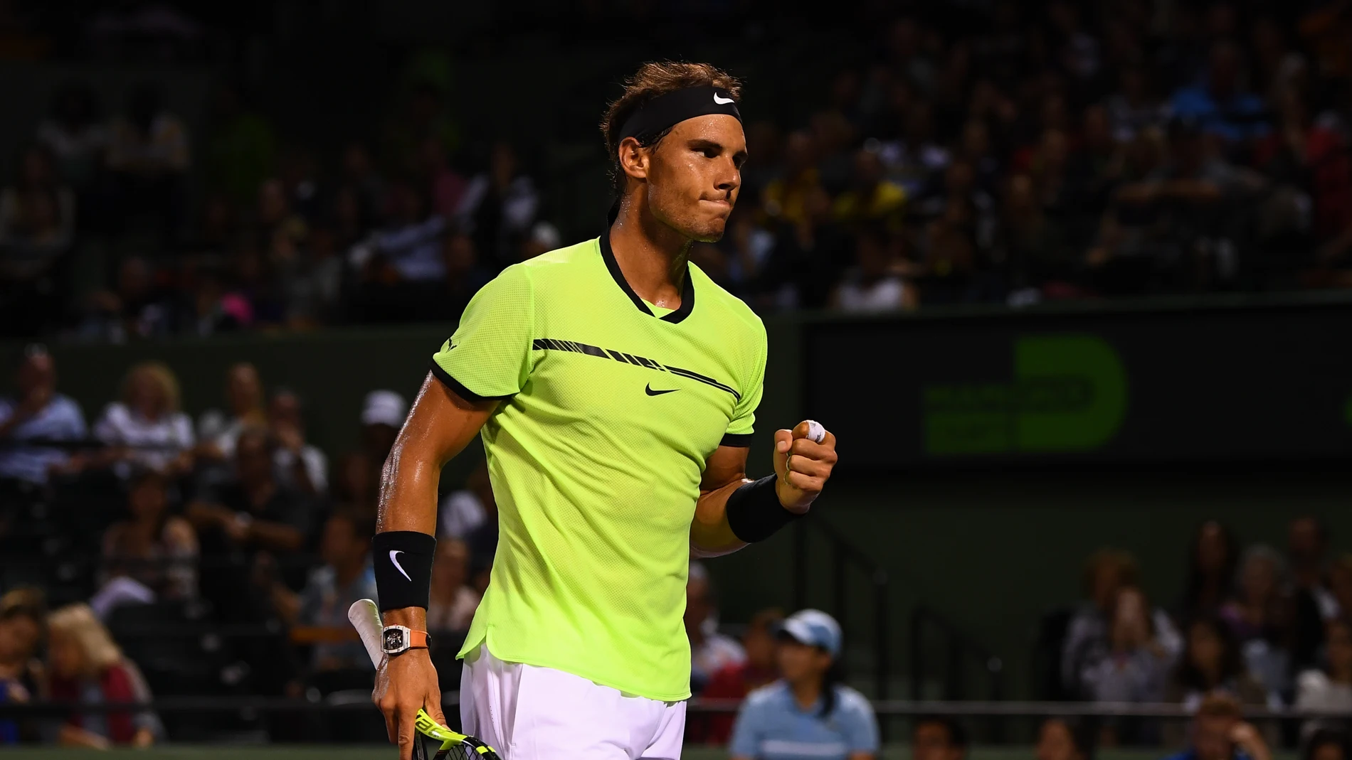 Rafa Nadal levanta el puño para celebrar la victoria Rafa Nadal levanta el puño para celebrar la victoria