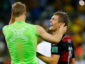 Toni Kroos se ríe junto a Neuer