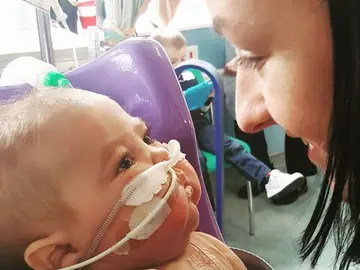 Imagen del pequeño Connor junto a su madre Imagen del pequeño Connor junto a su madre