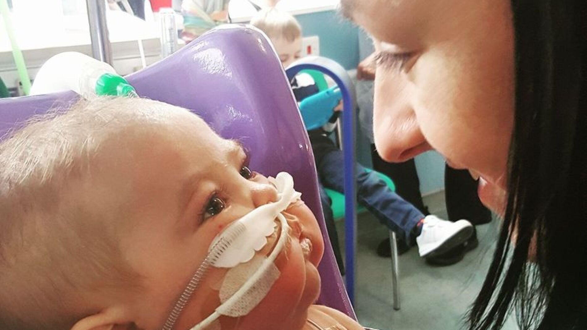 Imagen del peque&ntilde;o Connor junto a su madre