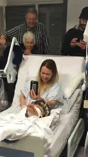 Melissa junto a algunos familiares mientras se recupera Melissa junto a algunos familiares mientras se recupera