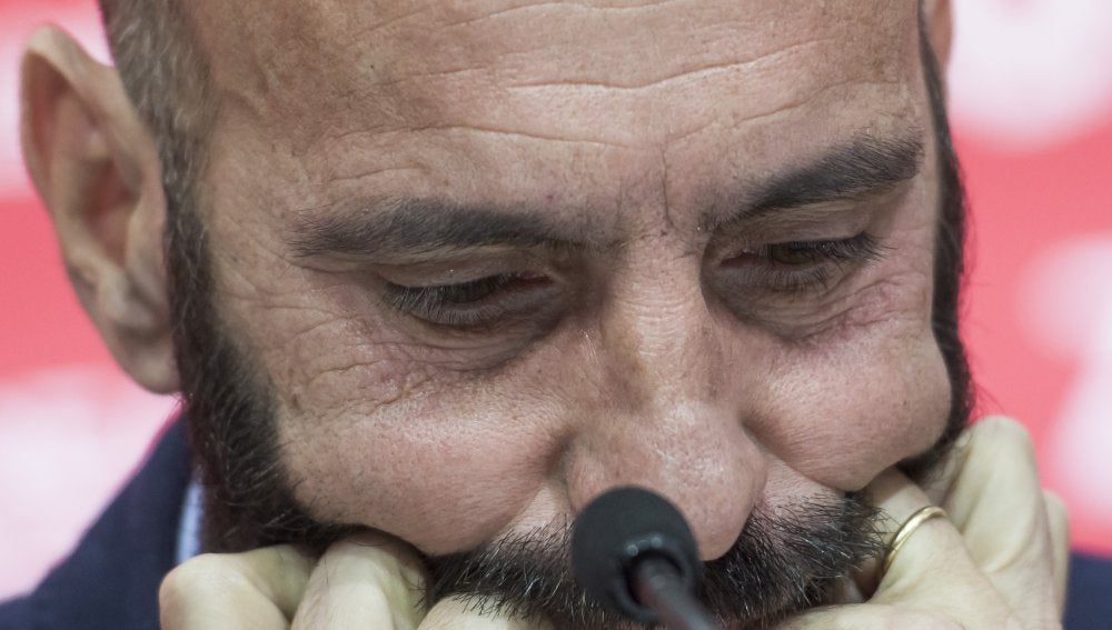 Monchi, pensativo durante la rueda de prensa de su despedida