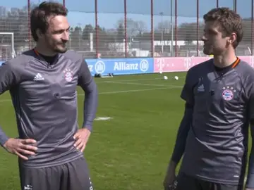Muller y Hummels en el reto de los dos toques Muller y Hummels en el reto de los dos toques