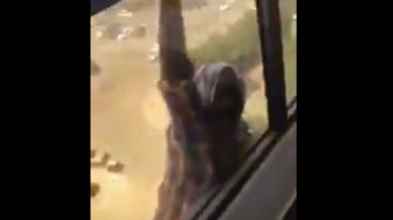 Mujer cae desde un séptimo piso mientras es grabada por su jefa 