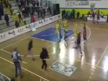 Pelea entre ultras en mitad de un partido de baloncesto en Italia Pelea entre ultras en mitad de un partido de baloncesto en Italia