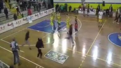 ¡Lamentable! Tifosis interrumpen un partido de baloncesto con una pelea con palos