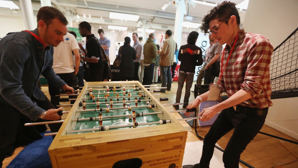 Un grupo de trabajadores jugando al futbolín en la oficina