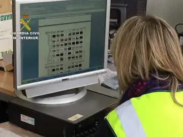 Una agente de la Guardia Civil con un ordenador Una agente de la Guardia Civil con un ordenador