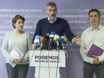 El portavoz del grupo parlamentario en la Asamblea Regional de Murcia, Óscar Urralburu, junto a los diputados Antonio Urbina y María López Montalbán