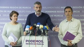 El portavoz del grupo parlamentario en la Asamblea Regional de Murcia, Óscar Urralburu, junto a los diputados Antonio Urbina y María López Montalbán
