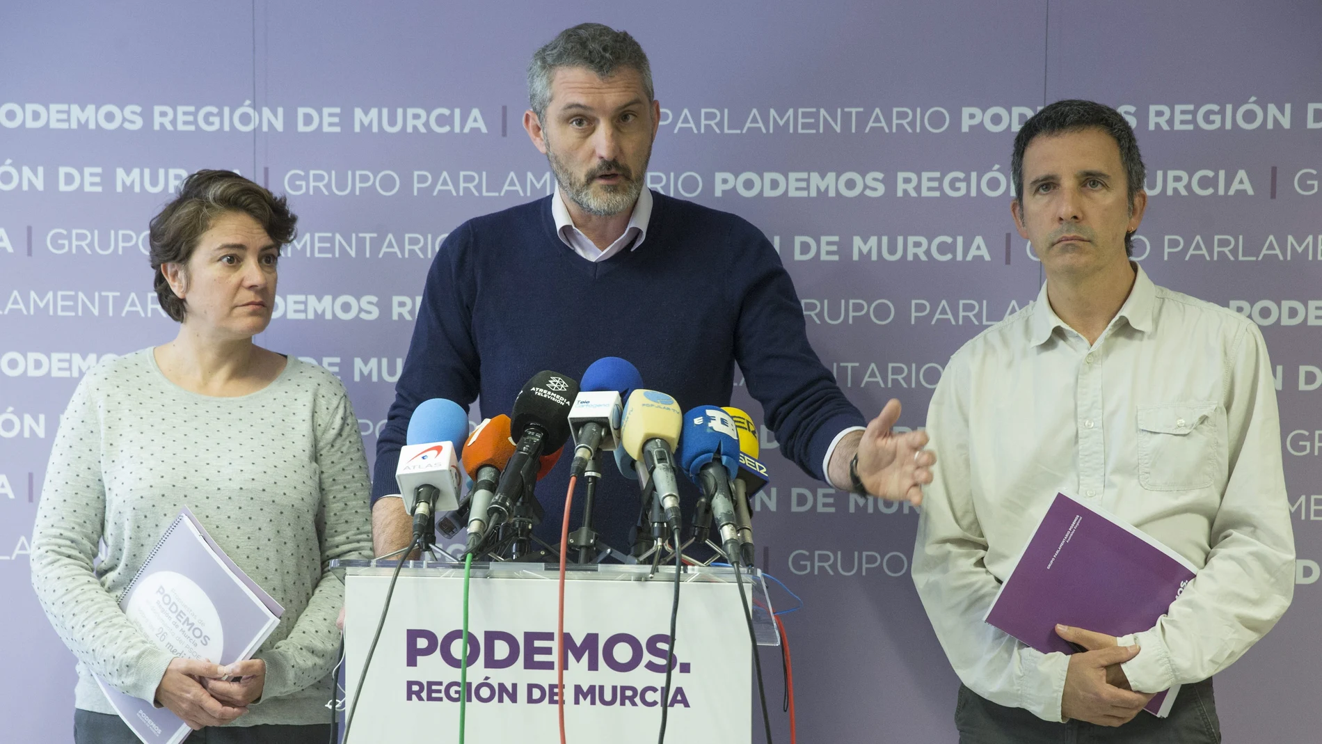 El portavoz del grupo parlamentario en la Asamblea Regional de Murcia, Óscar Urralburu, junto a los diputados Antonio Urbina y María López Montalbán El portavoz del grupo parlamentario en la Asamblea Regional de Murcia, Óscar Urralburu, junto a los diputados Antonio Urbina y María López Montalbán