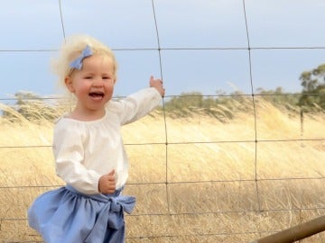 La fotografía de la niña junto a la serpiente