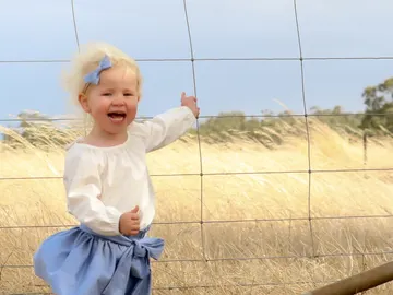 La fotografía de la niña junto a la serpiente La fotografía de la niña junto a la serpiente