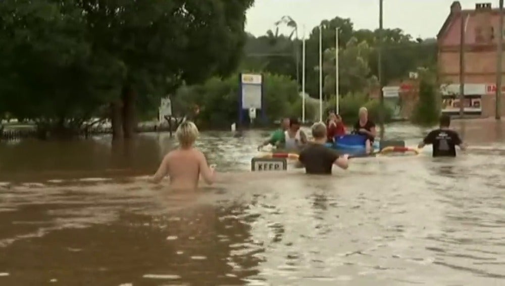 Frame 32.218322 de: Inundaciones tras el ciclón Debbie complican tareas de rescate en Australia