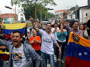 Varias personas salen a la calle en Venezuela para protestar por el "golpe de estado"