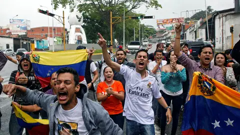 Varias personas salen a la calle en Venezuela para protestar por el "golpe de estado" Varias personas salen a la calle en Venezuela para protestar por el "golpe de estado"