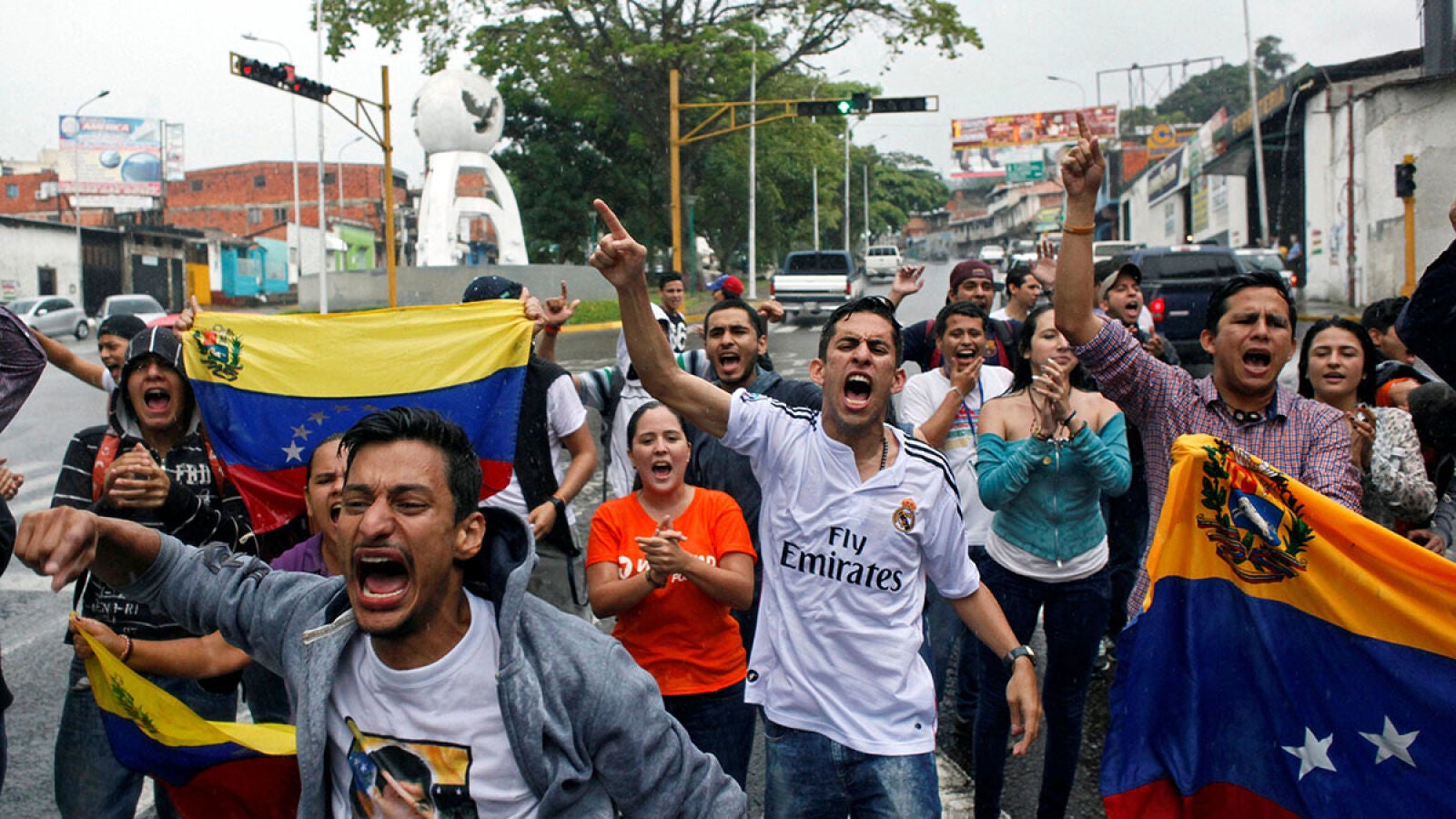 La oposición venezolana sale a la calle para pedir que se revoque 