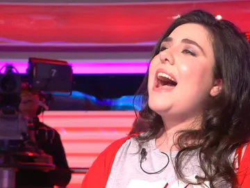 Bárbara Redondo pone en pie al plató de '¡Ahora Caigo!' con su imitación de Adele Bárbara Redondo pone en pie al plató de '¡Ahora Caigo!' con su imitación de Adele