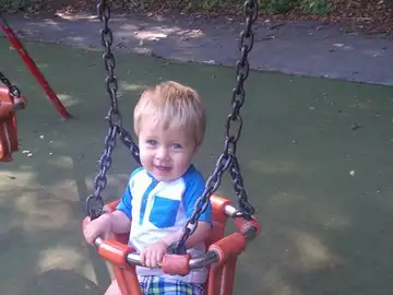 Kayden Urmston en un columpio Kayden Urmston en un columpio