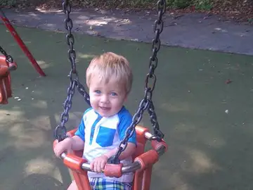 Kayden Urmston en un columpio Kayden Urmston en un columpio