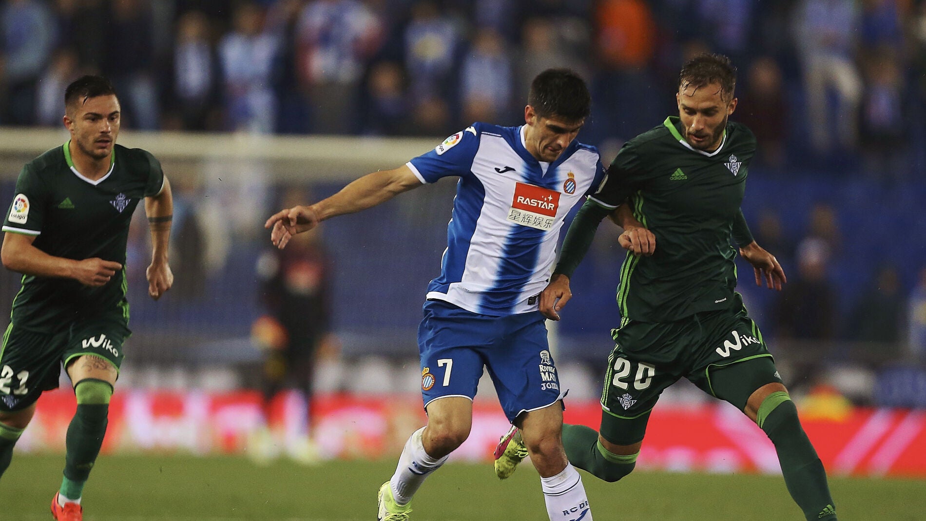 Gerard Moreno intenta proteger el bal&oacute;n ante Pezzella