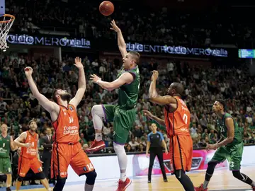 Alen Omic lanza a canasta ante la defensa del Valencia Basket Alen Omic lanza a canasta ante la defensa del Valencia Basket