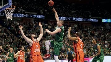 Alen Omic lanza a canasta ante la defensa del Valencia Basket