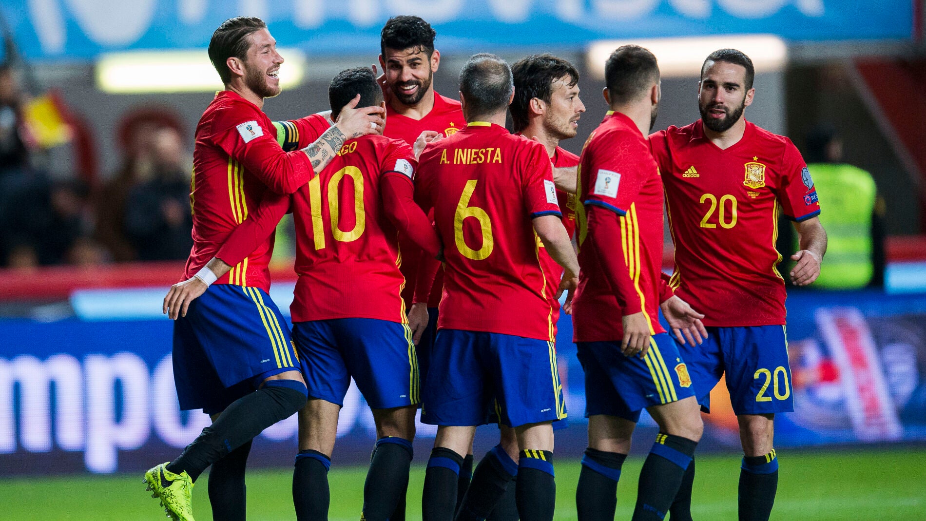 Jugadores de Espa&ntilde;a celebrando un gol